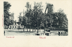 4831 Gezicht op het Paardenveld te Utrecht met rechts op de achtergrond een gedeelte van de molen De Meiboom.